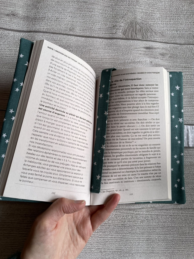 🌙Couvre-livre en tissu – Motif Biche sur fond bleu canard