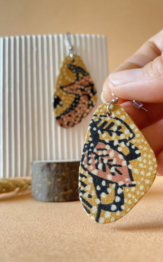 Boucles d'oreilles carton et tissu imprimé de forme triangulaire, collection « mosaïque » - tons jaune, orangé