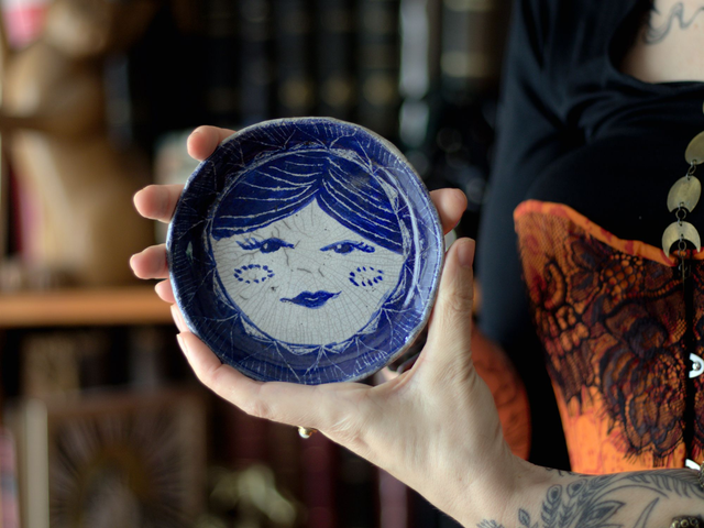 Coupelle soleil blanche et bleue en raku