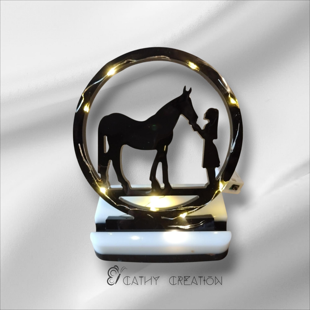 Cheval lumineux sur socle 