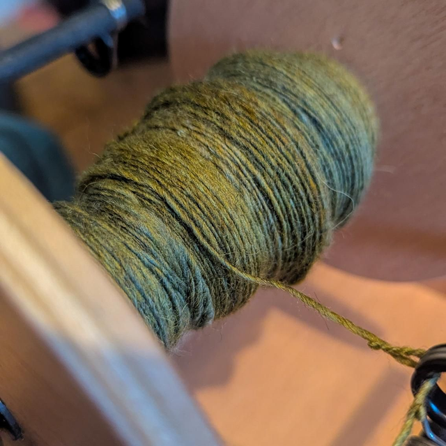 Laine mérinos d'Arles teinte et filée main