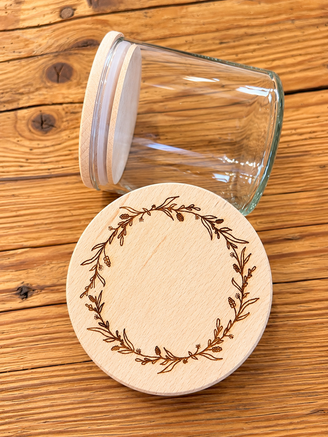 Geschenkglas „Blumenranke“ – mit Buchenholzdeckel