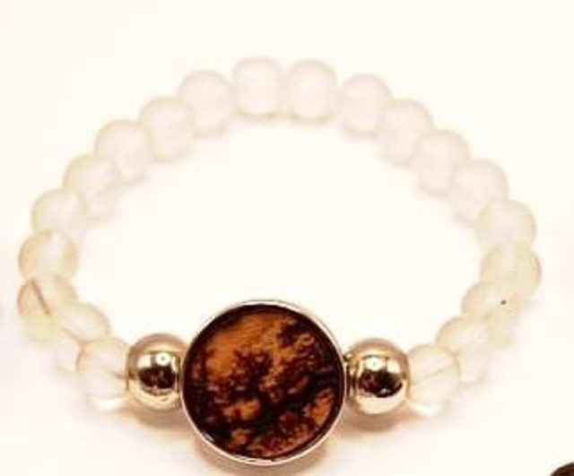 Bracelet en perle de verre et cabochon en erable 