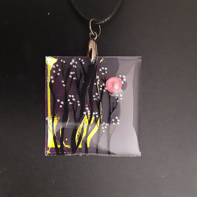 Pendentif grand carré motif végétal noir avec incrustation irisée et cabochon rose
