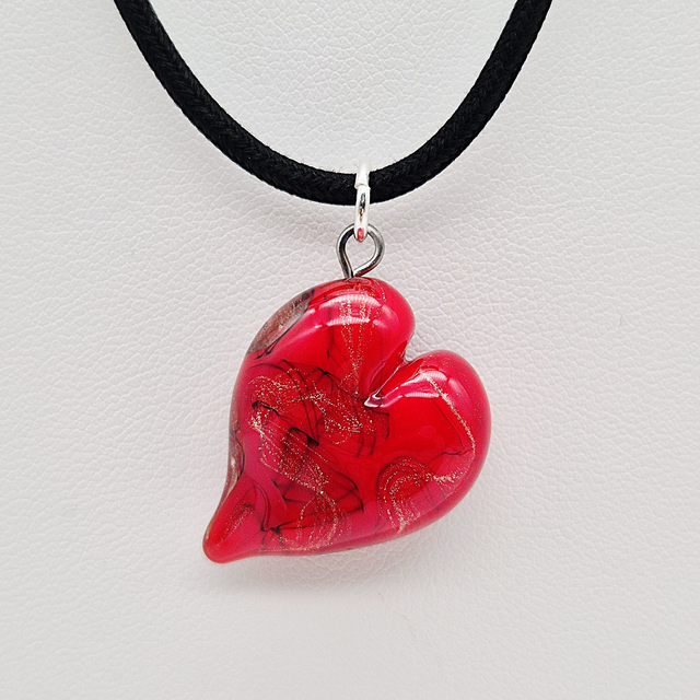 Pendentif Cœur rouge avec fil noir et aventurine dorée 3