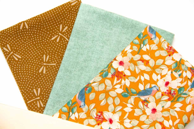 PACK de telas de libélulas ocre, verde claro, pajaritos sobre amarillo mostaza