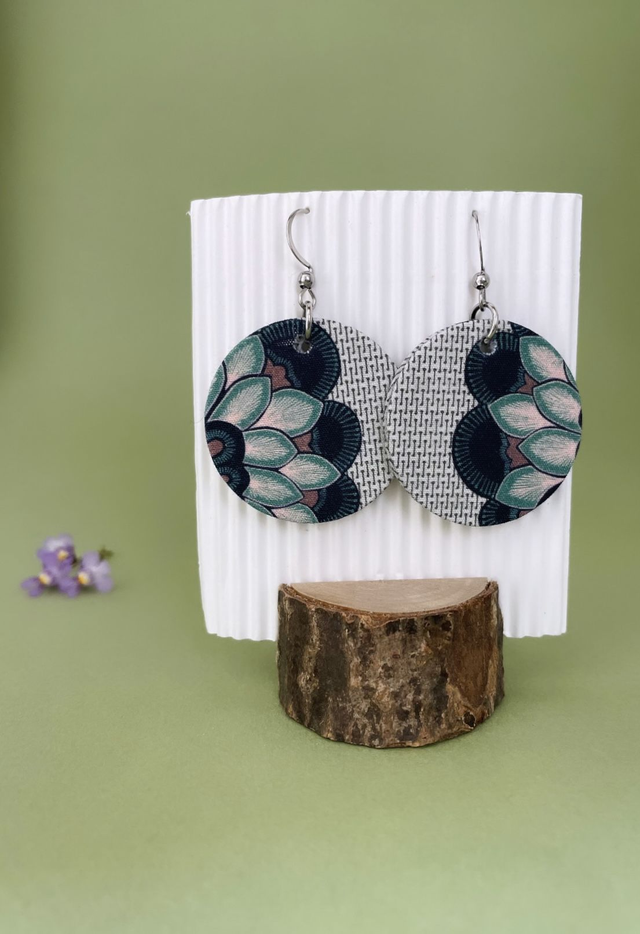Boucles d'oreilles carton et tissu imprimé de forme ronde, collection « lotus » - tons beige, vert et noir.
