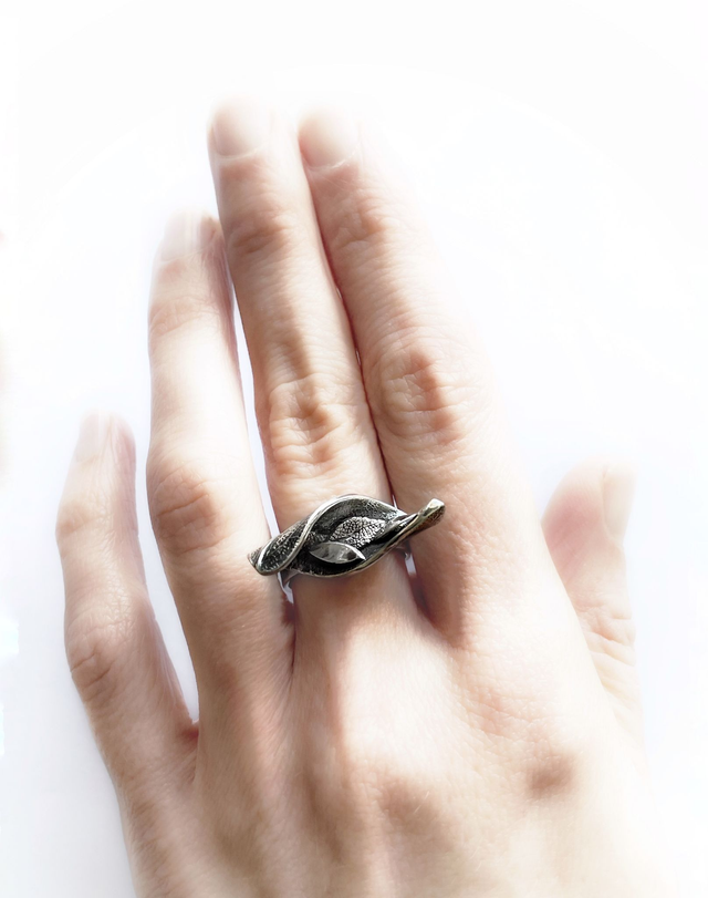 Flowing Leaves Statement Ring