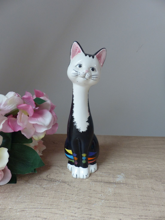 Figurine chat décoratif noir et blanc en céramique – Sculpture moderne colorée, statue chat assis heureux romantique, décoration maison