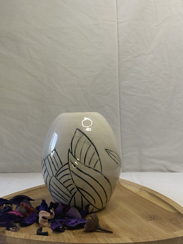 Vaso in terra bianca con dettaglio impresso