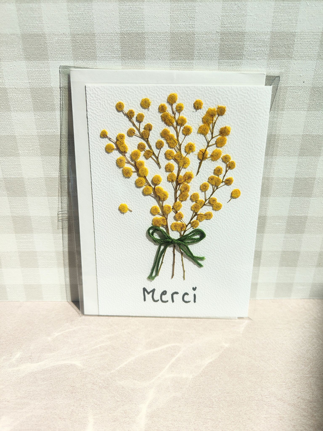 Carte mimosa en fleurs pressées
