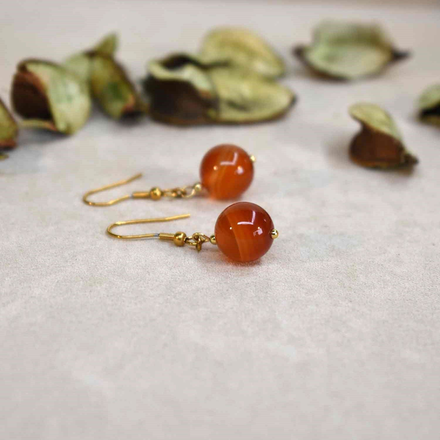 Boucles d'oreilles courtes avec une pierre naturelle en cornaline