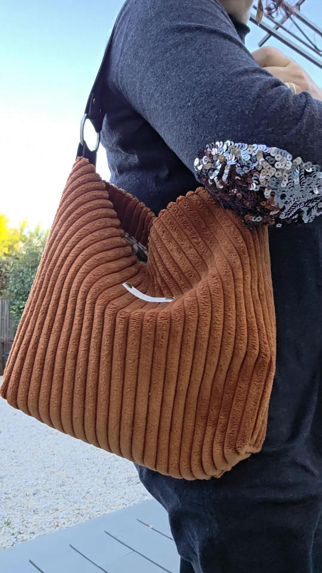 Sac à main porté épaule velours framboise