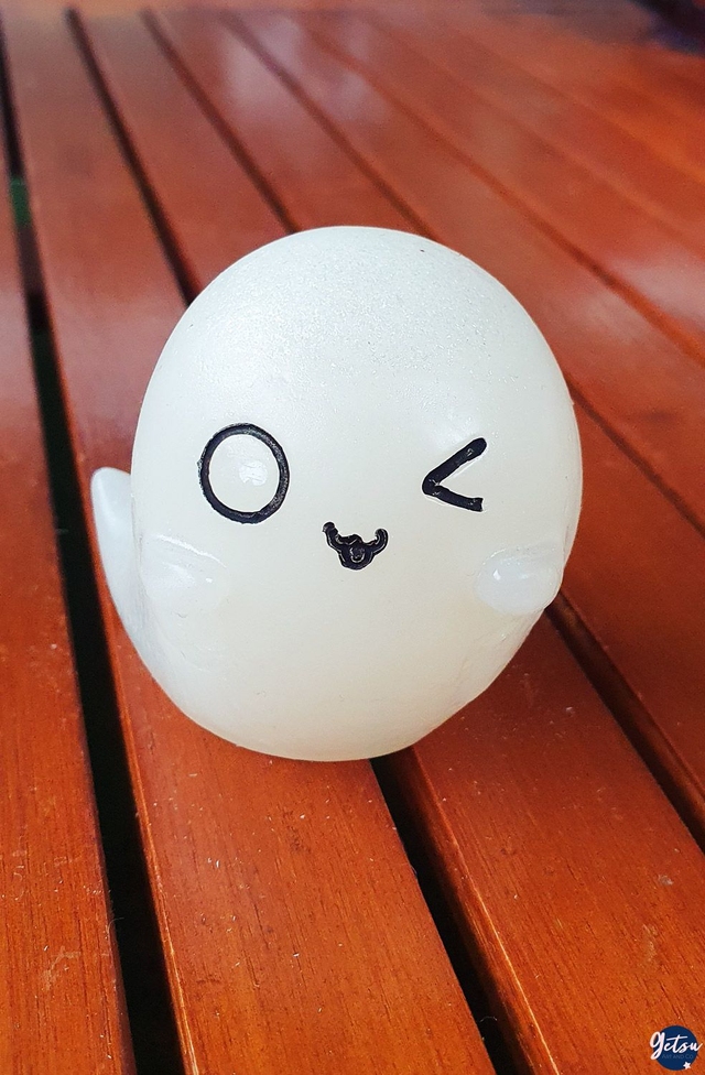 Statuette de fantôme blanc entier