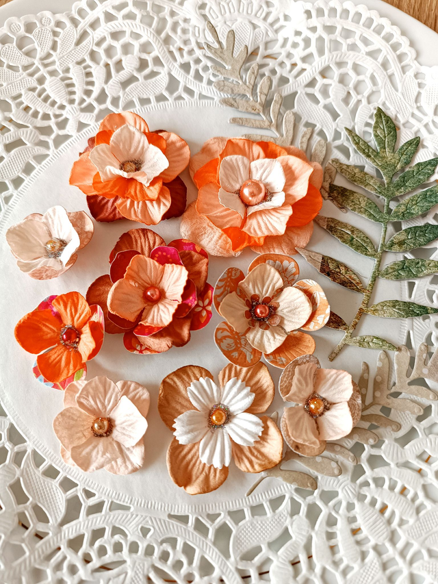 Lot de fleurs feuilles tons orangés