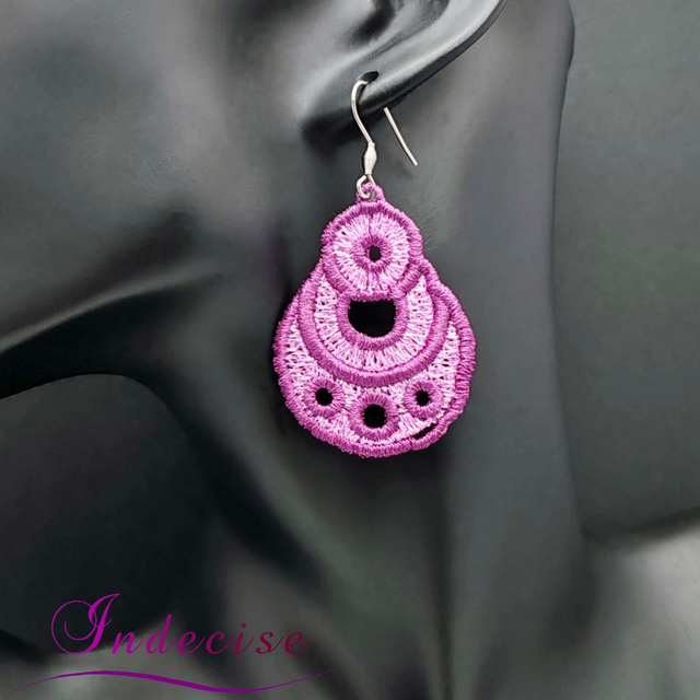 Boucles d'oreilles couleur prune et parme clair, broderie en machine - Créations issues de l'artisanat français par Indecise