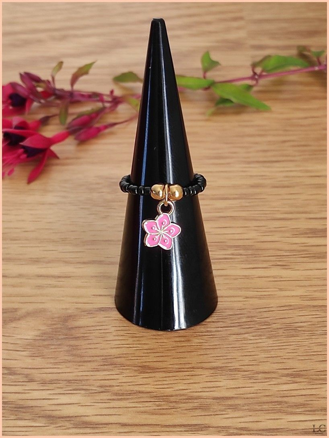 Bague élastique, perle de rocaille, avec breloque