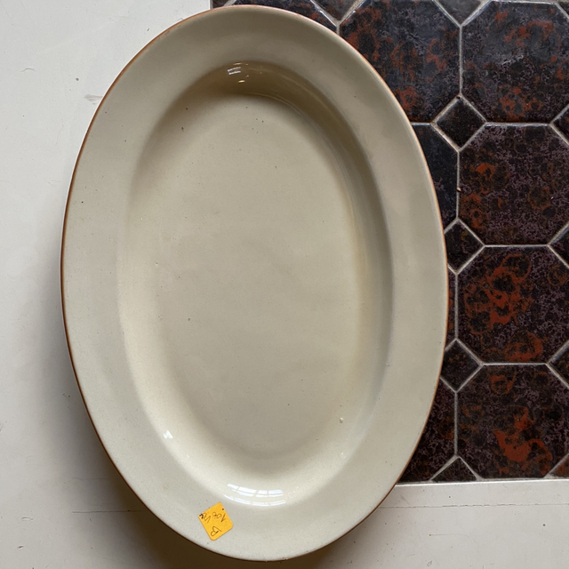 Plat ovale ancien beige polonais