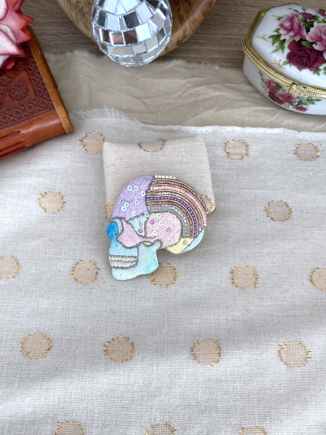 Broche brodée crâne pastel