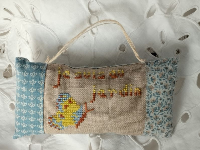 coussin de porte à suspendre "je suis au jardin" broderie point de croix
