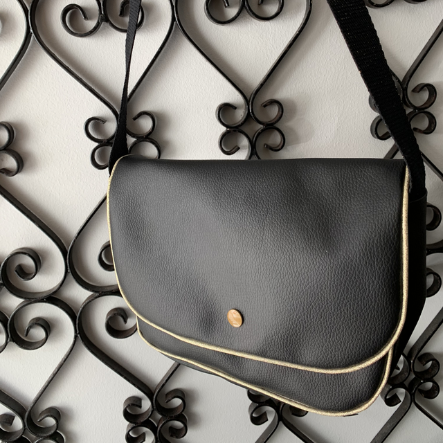 Sac à main en similicuir noir 