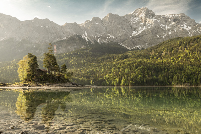 Eibsee und Zugspitze im Licht der frühen Maisonne