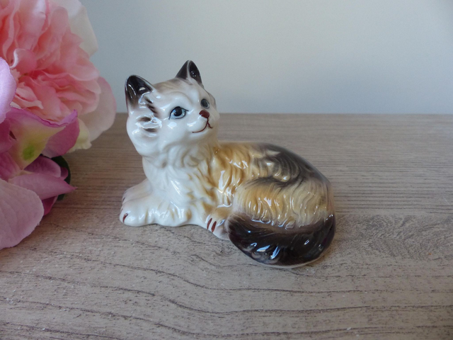 Figurine chat angora allongé en céramique vintage – petit félin marron et beige aux yeux doux – décoration rétro maison intérieur chaleureux