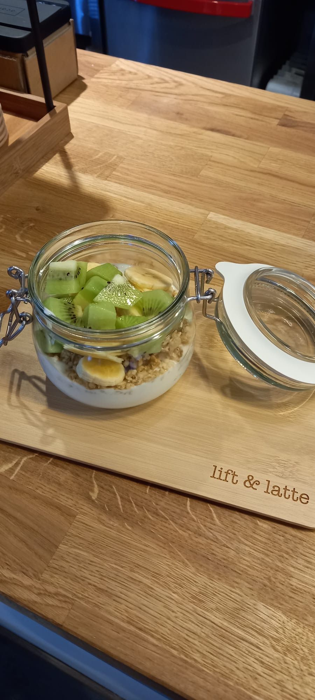 Yogur 200 mL granola y 2 frutas