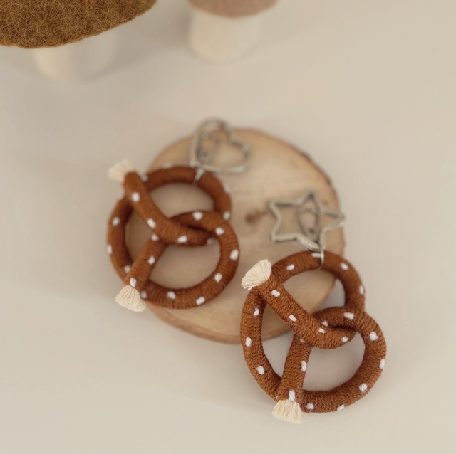 Porte clés bretzel en macramé à personnaliser