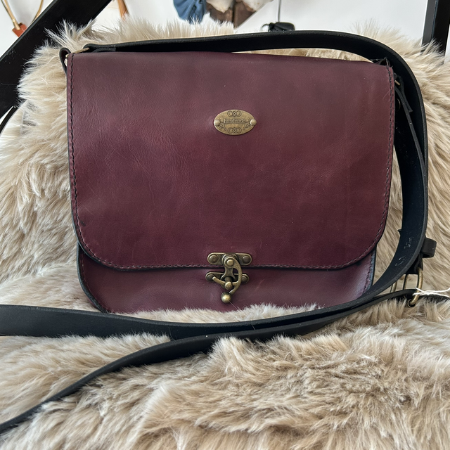 Sac à main bandoulière en cuir bordeaux 