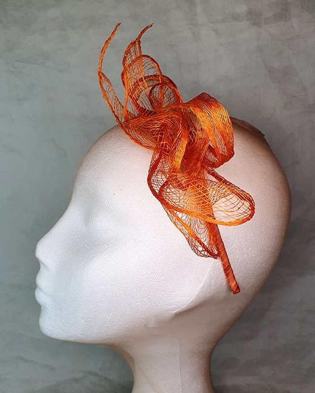 Iris tocado etéreo en sinamay naranja
