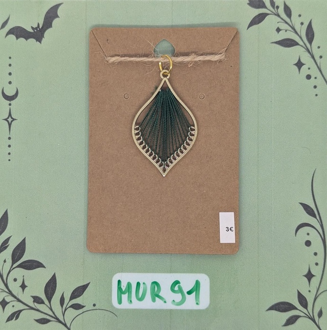 MUR91 Pendentif Goutte Dorée avec Fils Verts