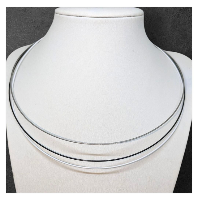 Collier ras du cou rigide