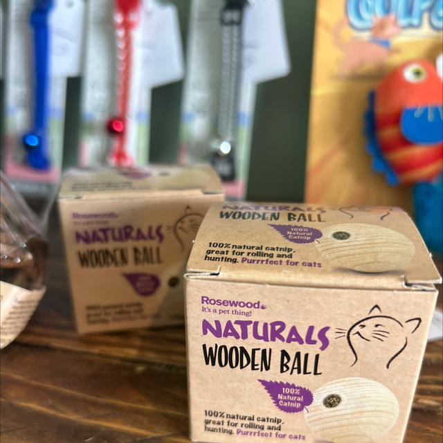 Natural wooden cat ball 