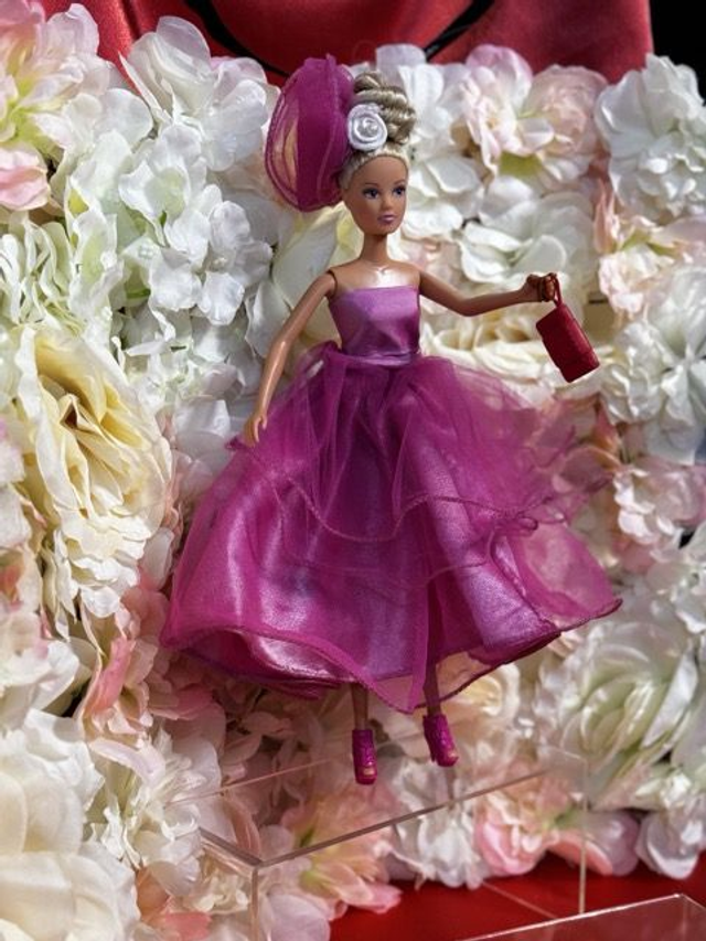 Poupée – Robe Fuchsia en dentelle & Coiffe assortie - Fait main