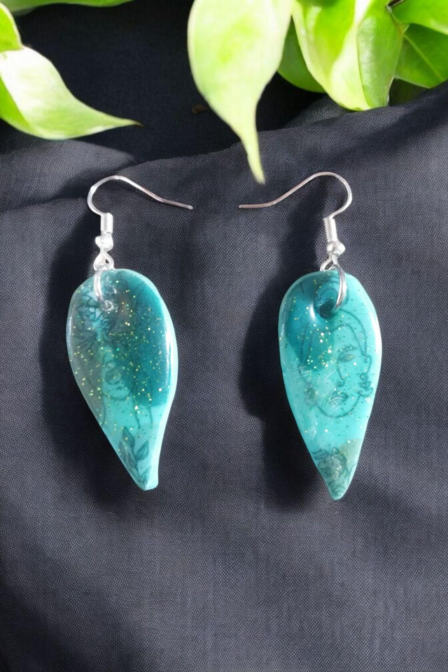 Boucles d&#039;oreilles en pâte polymère et finition en résine uv 