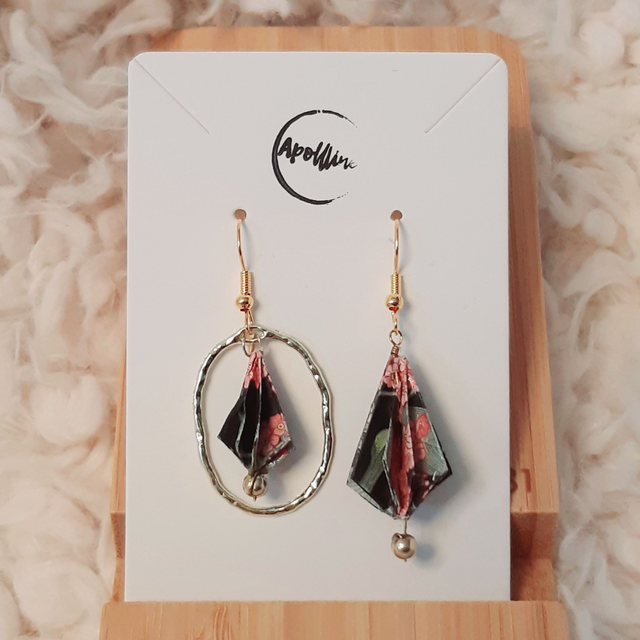 LES DIFFÉRENTES – boucles d&#039;oreilles asymétriques en origami