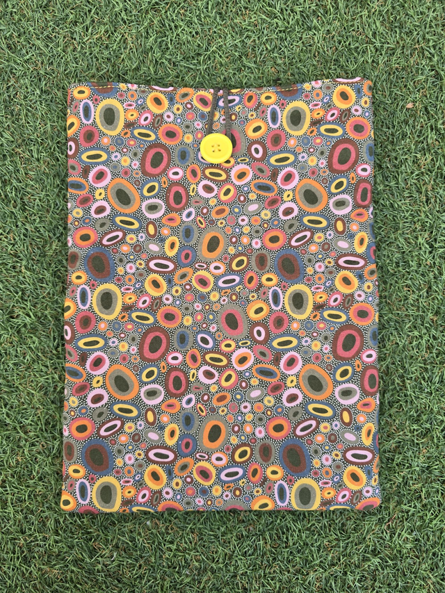 Funda de libro debajo del mar con fondo verde oscuro