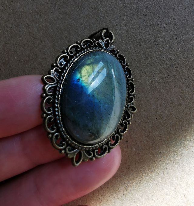 Pendentif type camée en Labradorite 