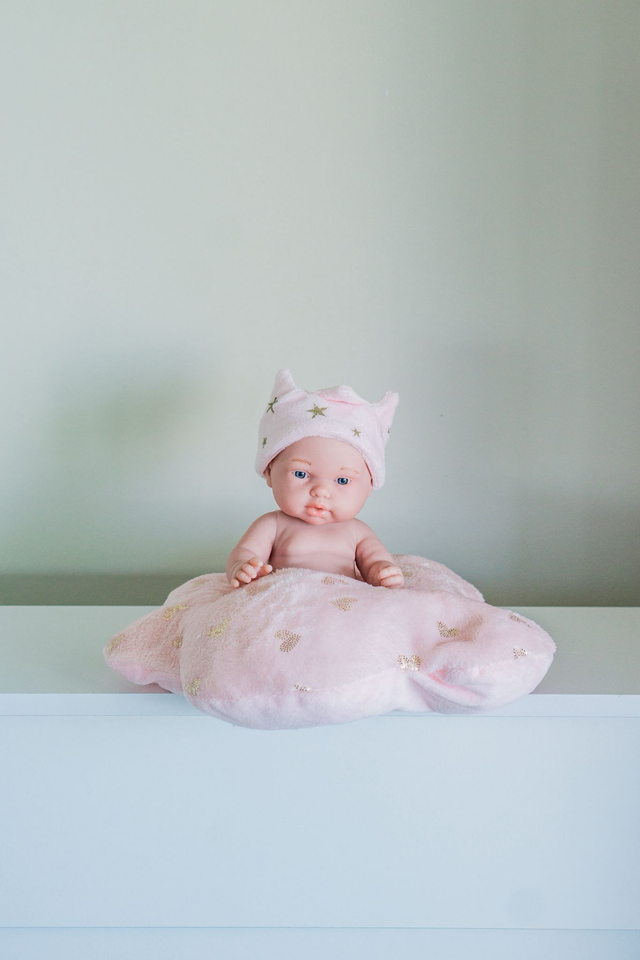 Poupée rêveuse rose