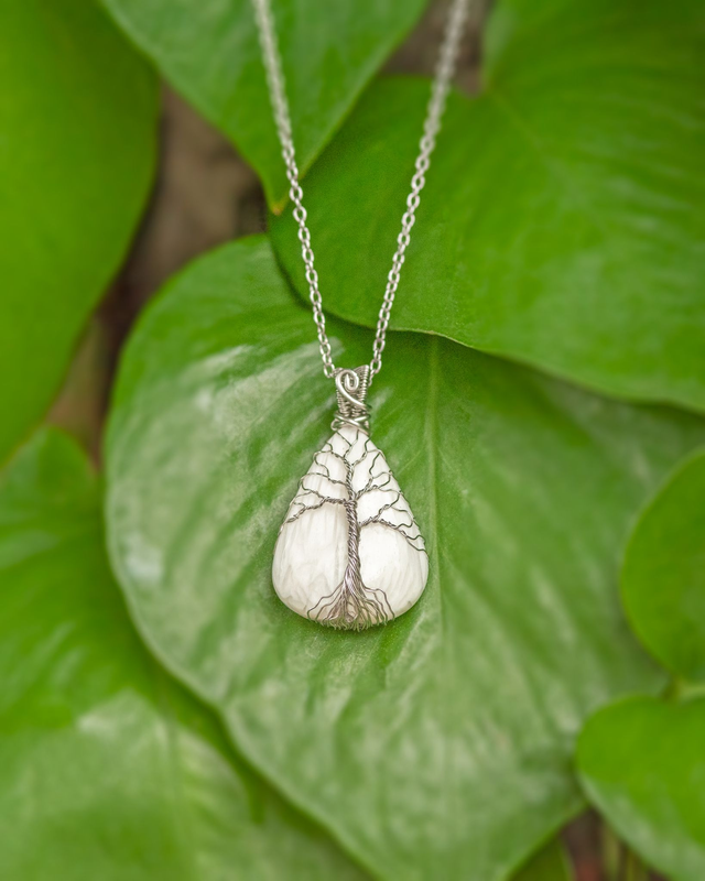 Valkoinen skolesiitti ja koivu