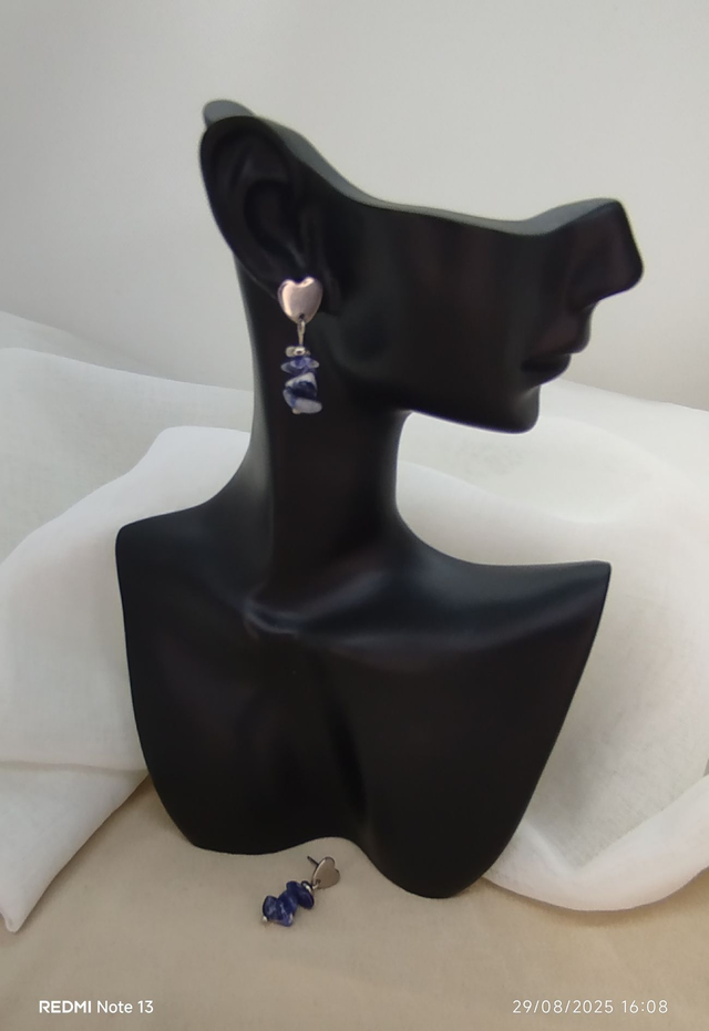 Clous d&#039;oreilles forme &quot;cœur&quot; avec pierres naturelles baroques sodalite.