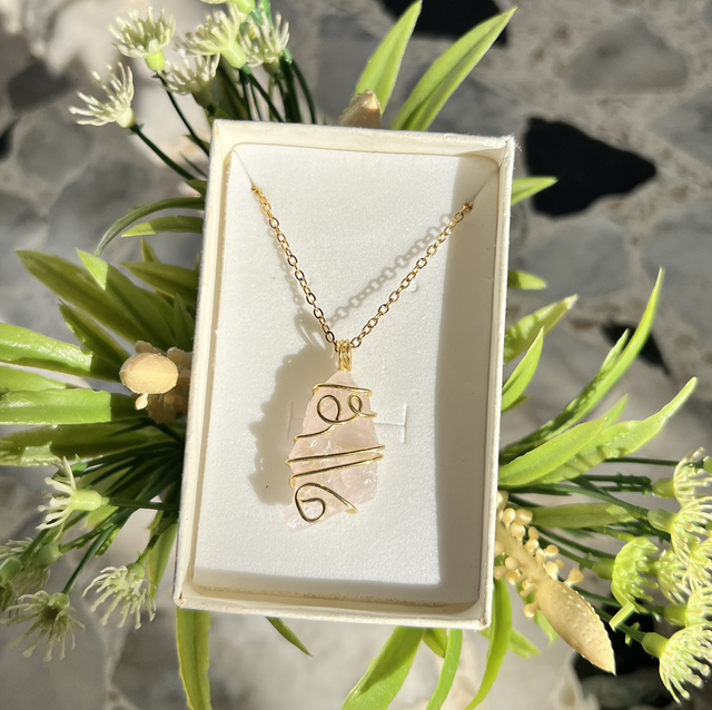 COLLANA CON PENDENTE : Quarzo rosa grezzo , prov: Madagascar 🇲🇬 , acciaio inox 