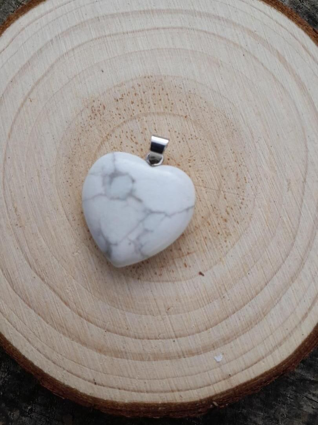 Pendentif Coeur Howlite avec une chaine en acier inoxydable