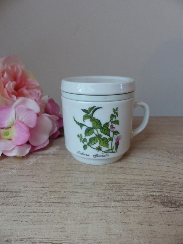 Tisanière vintage en porcelaine – décor fleurs de mélisse – avec filtre et couvercle – fabriquée en Allemagne
