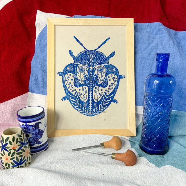 Scarabée rond fleuri