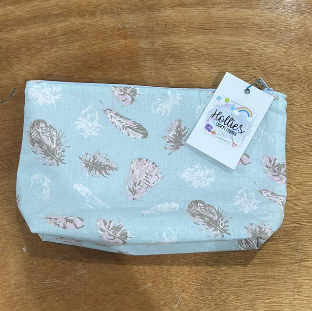 6025  Large essential pouch