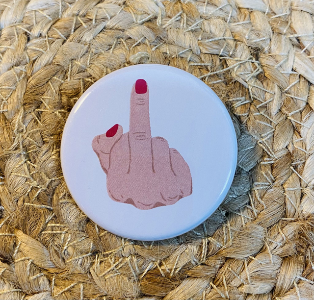 Badge &quot;pour les meufs&quot; Fuck vernis