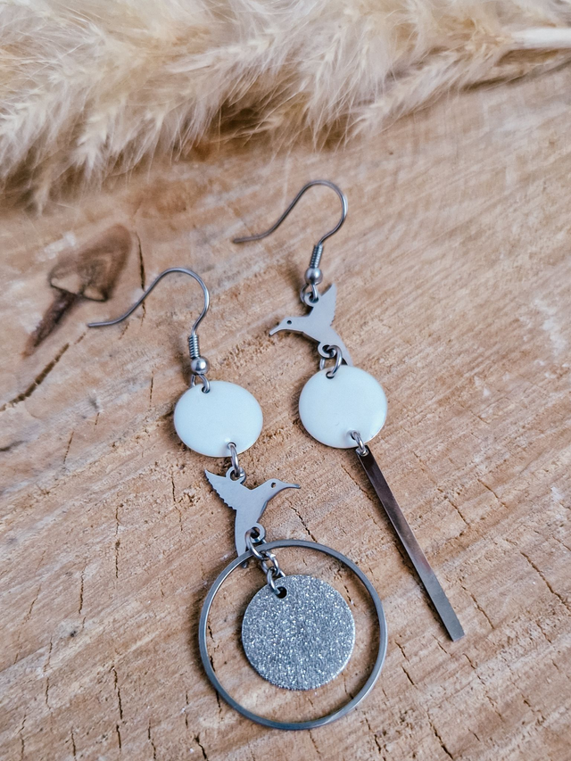 Boucles d'oreilles dépareillées "L'oiseau" - Modèle argenté et blanc