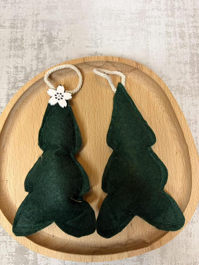 Sapin de Noël à suspendre – Feutrine verte ou rouge, fleur en bois